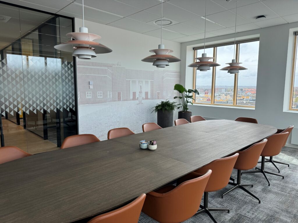 Moderne mødelokale med lang bord til Skilte i Herning