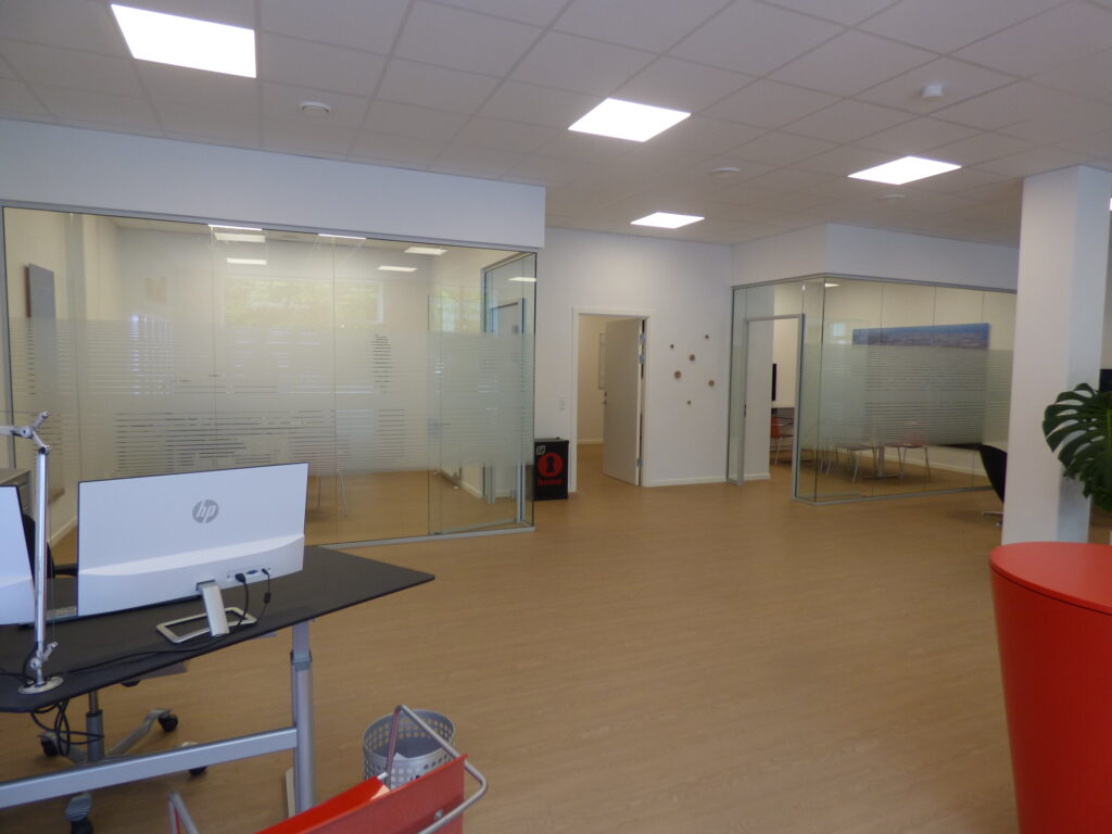 Moderne kontor med glasvægge