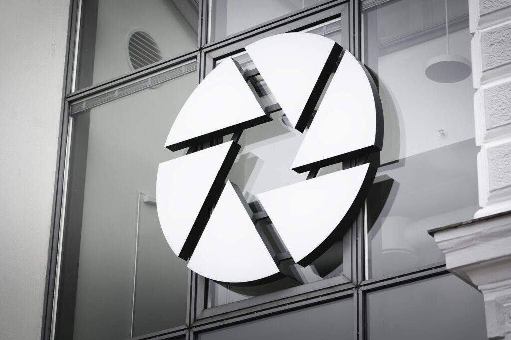 facadeskilt til Jyske Bank som lysskilte