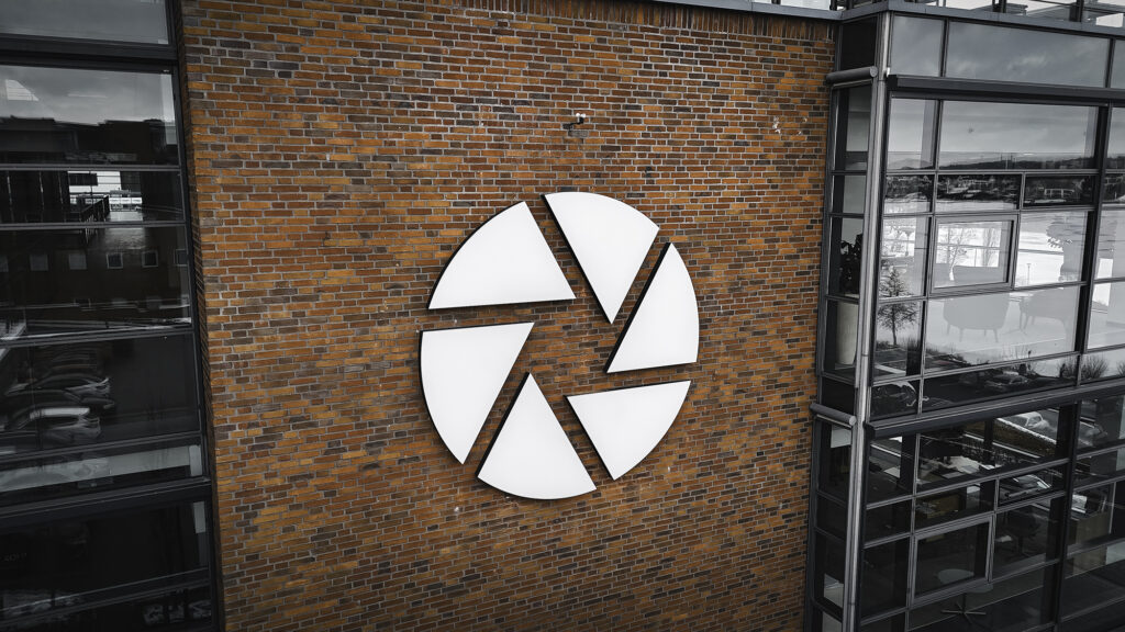 montering af facadeskilt på mur