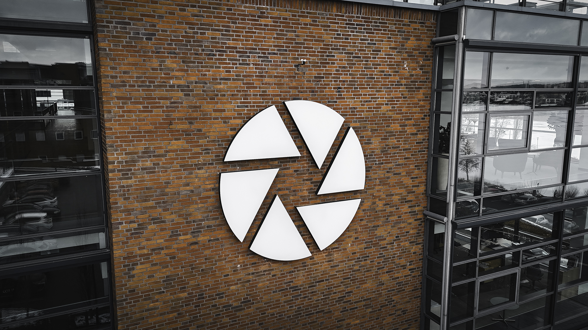 montering af facadeskilt på mur