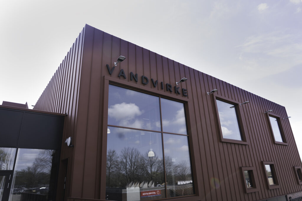 Vandvirke facade skilt