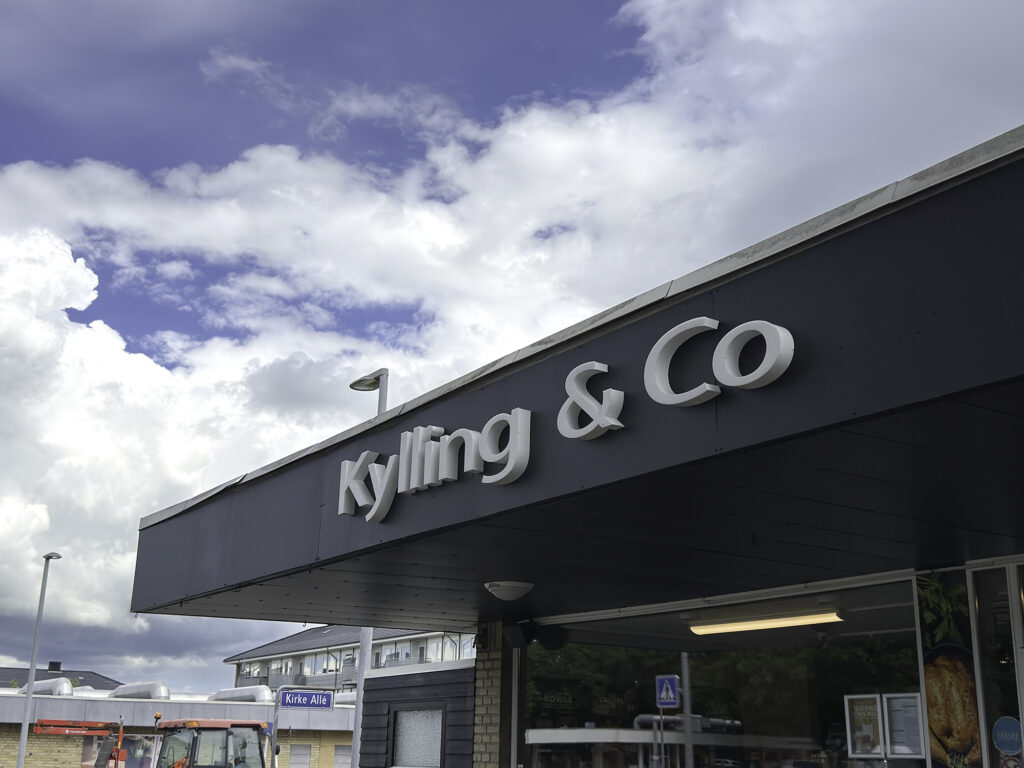Kylling & Co. nye facadeskilte til Skive