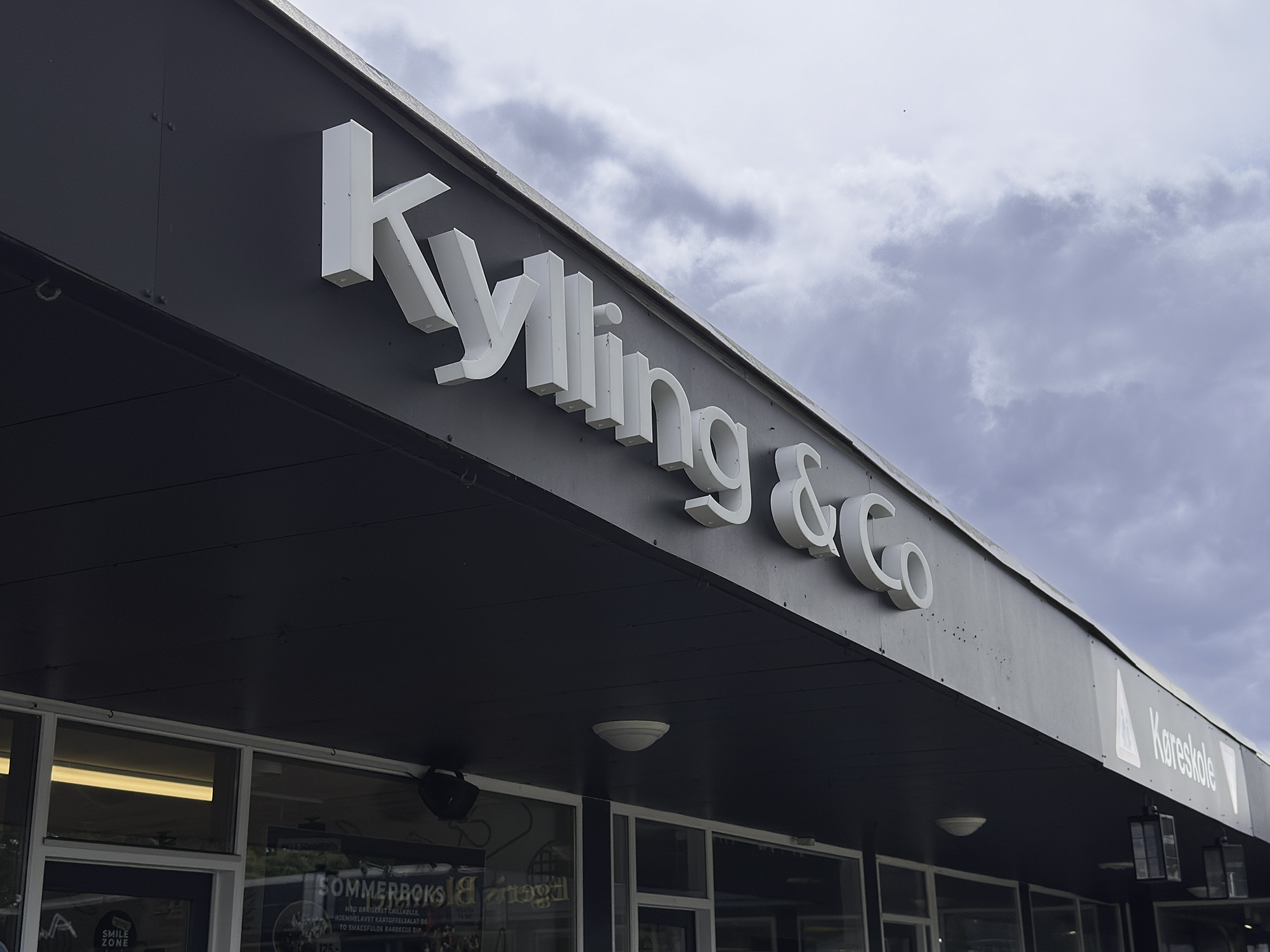 Kylling & Co. nye facadeskilte i hvid